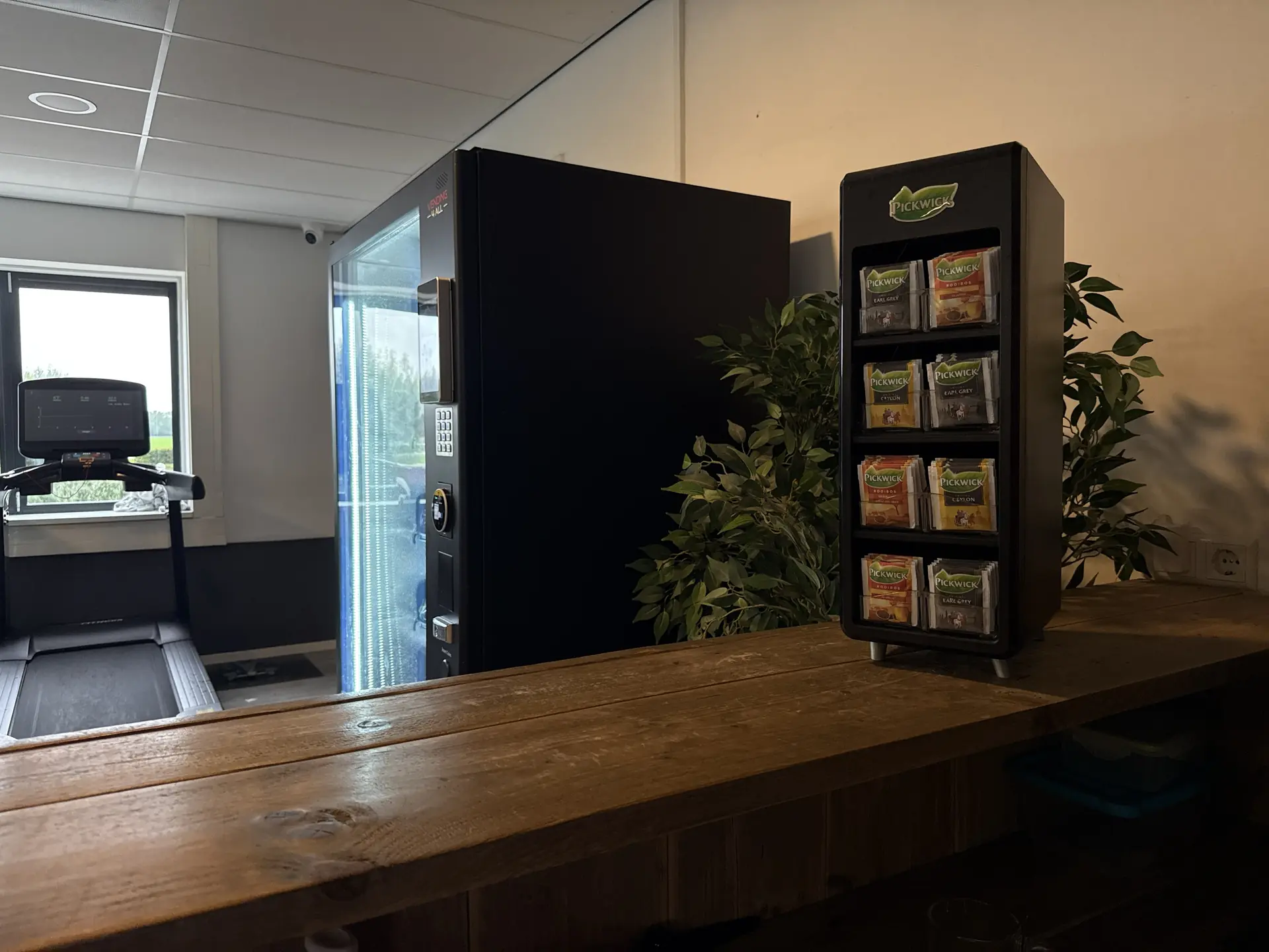 Bar met koffie- en theehoek en automaat met sportdranken bij Fitcenter Warmenhuizen
