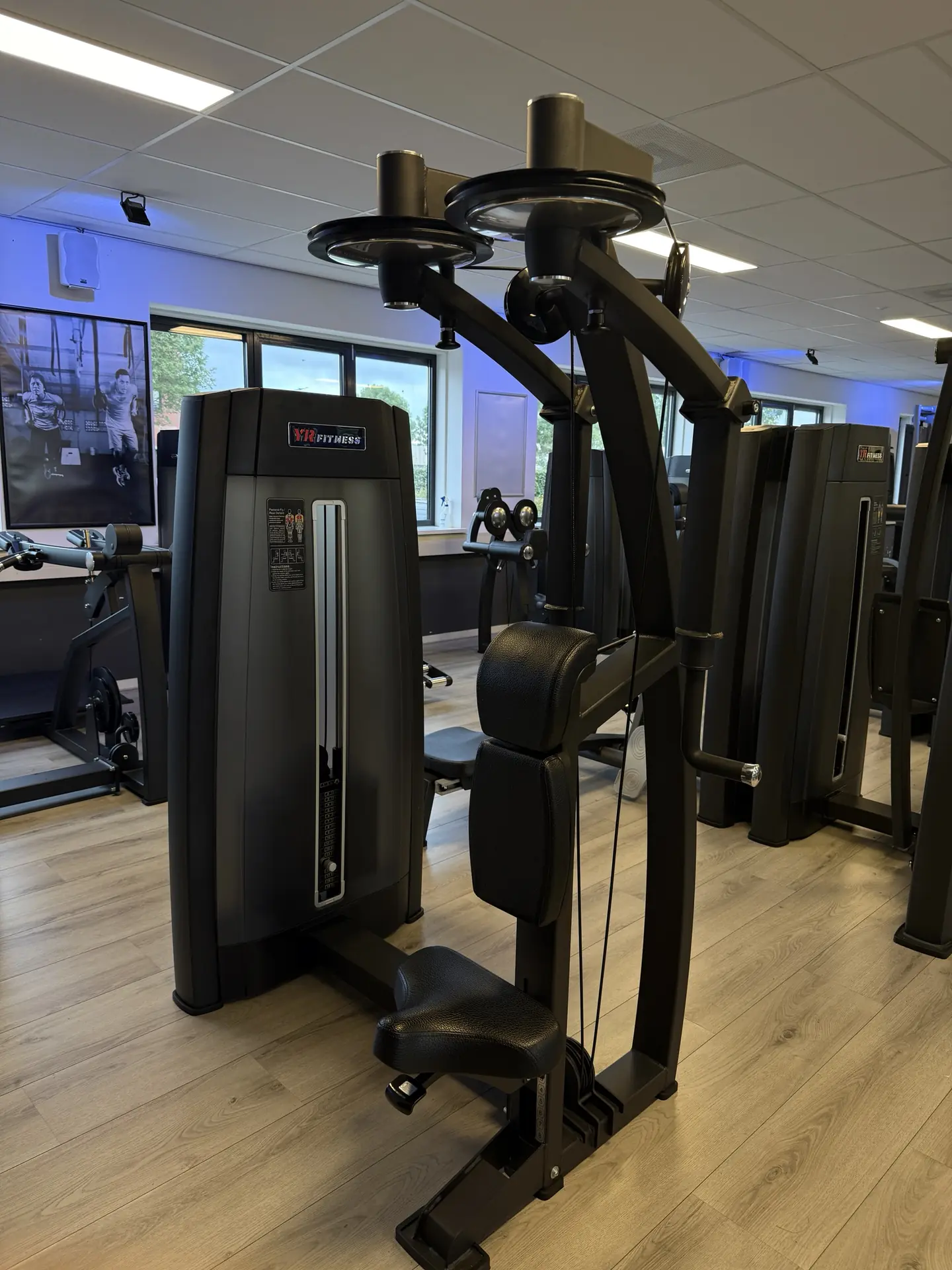 Butterfly- en rear-delt machine voor borst- en schoudertraining bij Fitcenter Warmenhuizen